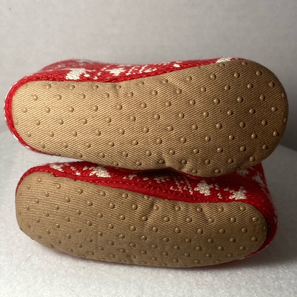 3/$20 💞 Old Navy Infant Slippers - Picture 3 of 5